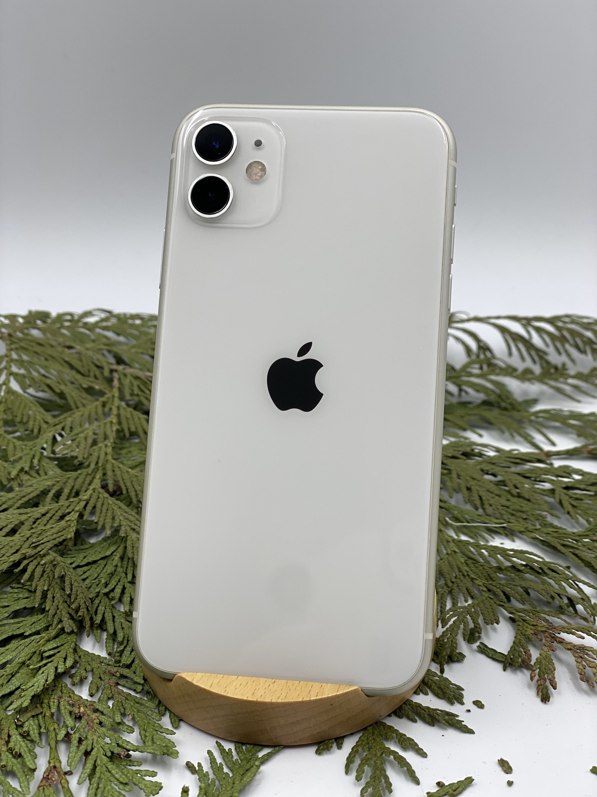 Apple iPhone 11 white 64GB Unlocked Used - Cracked Glass Phone Repair